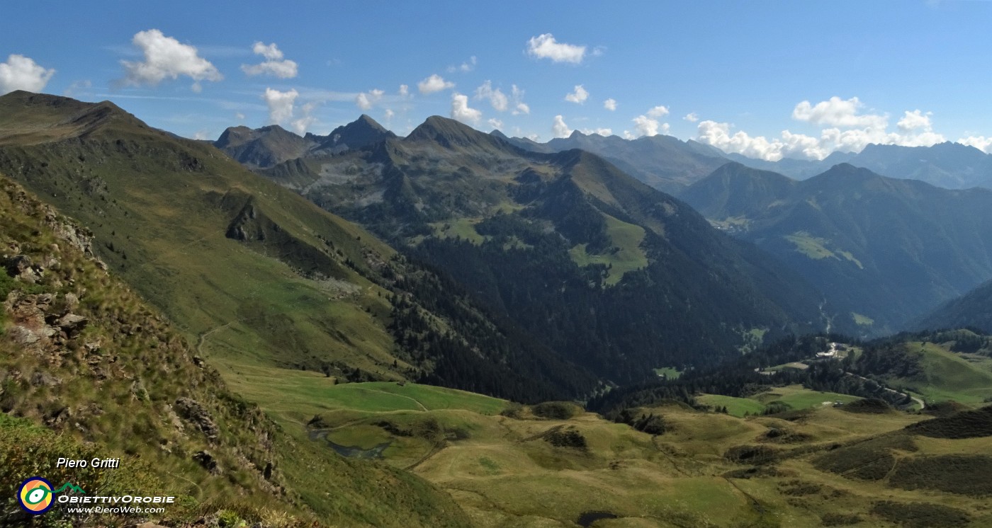 28 Vista dal Pizzo Rotondo sulla conca di San Simone.JPG -                                